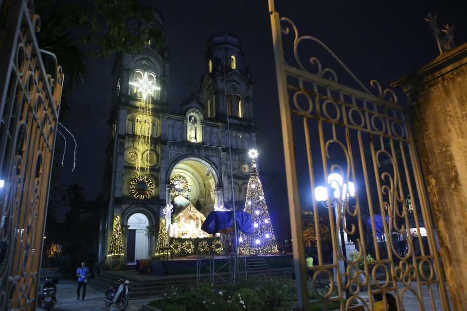 Nhà thờ ở Hà Nội lung linh trước đêm Giáng sinh - Ảnh 1. Nhà thờ ở Hà Nội lung linh trước đêm Giáng sinh - Ảnh 1.