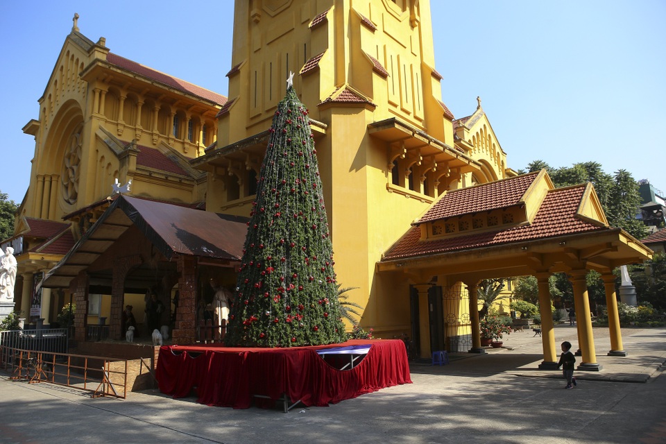 Nhà thờ ở Hà Nội lung linh trước đêm Giáng sinh - Ảnh 11. Nhà thờ ở Hà Nội lung linh trước đêm Giáng sinh - Ảnh 11.