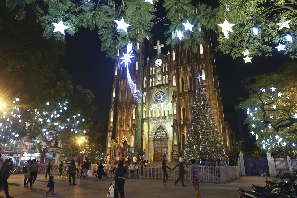 Nhà thờ ở Hà Nội lung linh trước đêm Giáng sinh - Ảnh 13. Nhà thờ ở Hà Nội lung linh trước đêm Giáng sinh - Ảnh 13.