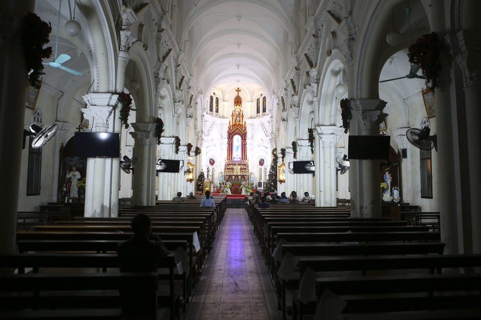 Nhà thờ ở Hà Nội lung linh trước đêm Giáng sinh - Ảnh 3. Nhà thờ ở Hà Nội lung linh trước đêm Giáng sinh - Ảnh 3.