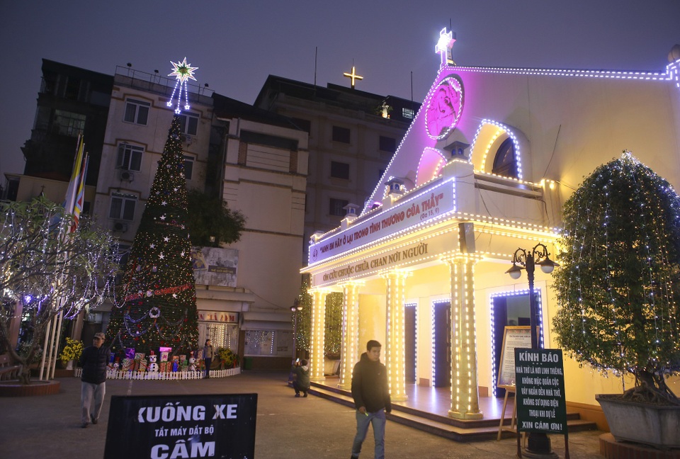 Nhà thờ ở Hà Nội lung linh trước đêm Giáng sinh - Ảnh 4. Nhà thờ ở Hà Nội lung linh trước đêm Giáng sinh - Ảnh 4.