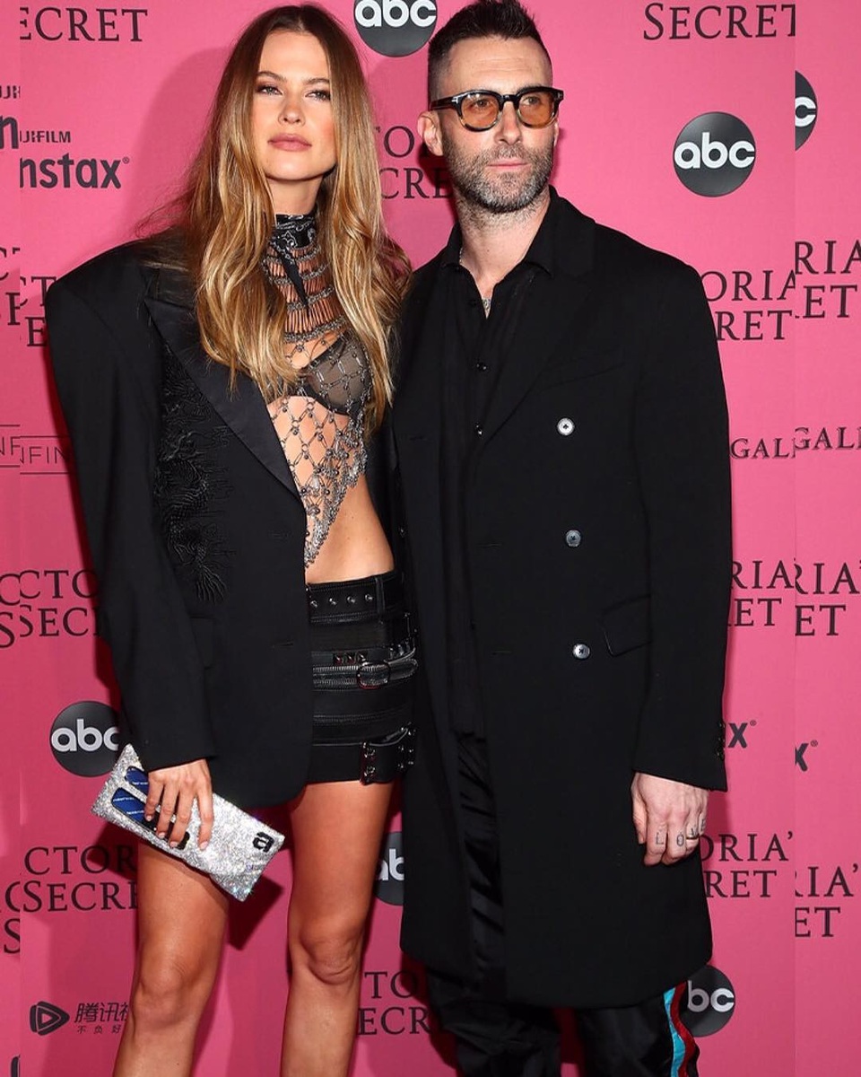 Rocker nhóm Maroon 5 đưa con gái cưng ra phố - Ảnh 7. Rocker nhóm Maroon 5 đưa con gái cưng ra phố - Ảnh 7.