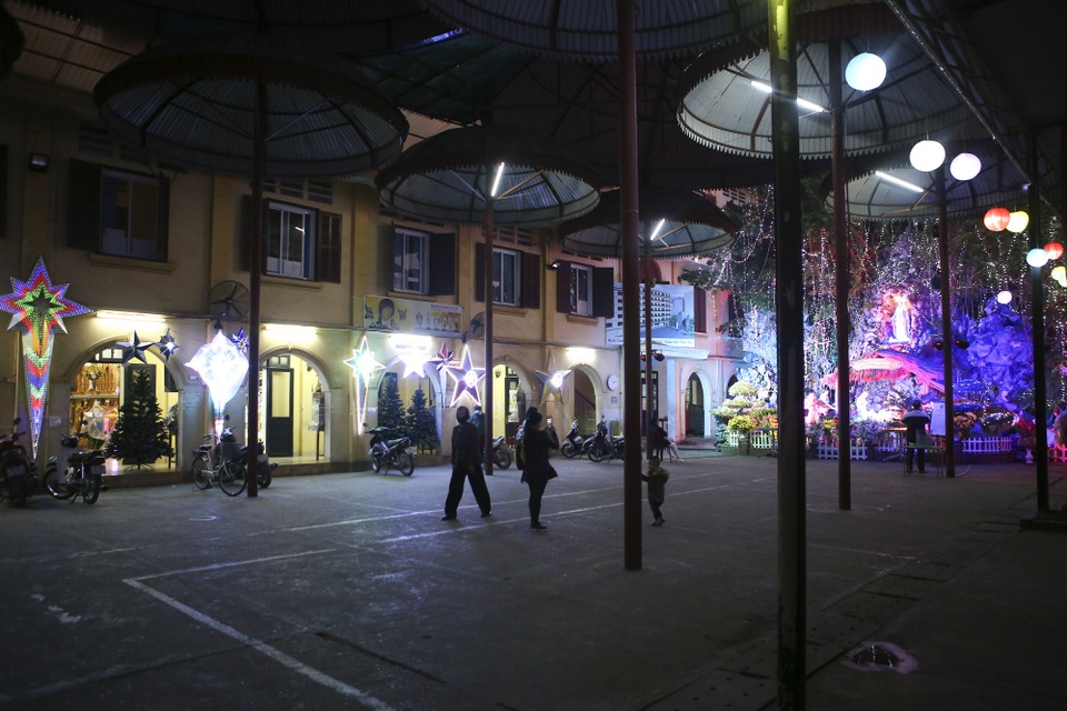 Nhà thờ ở Hà Nội lung linh trước đêm Giáng sinh - Ảnh 5. Nhà thờ ở Hà Nội lung linh trước đêm Giáng sinh - Ảnh 5.