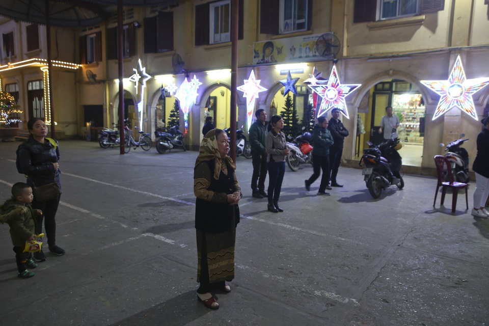 Nhà thờ ở Hà Nội lung linh trước đêm Giáng sinh - Ảnh 6. Nhà thờ ở Hà Nội lung linh trước đêm Giáng sinh - Ảnh 6.