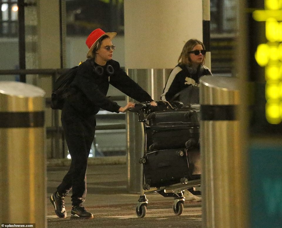 Siêu mẫu Cara Delevingne hạnh phúc bên bạn gái đồng tính - Ảnh 2. Siêu mẫu Cara Delevingne hạnh phúc bên bạn gái đồng tính - Ảnh 2.
