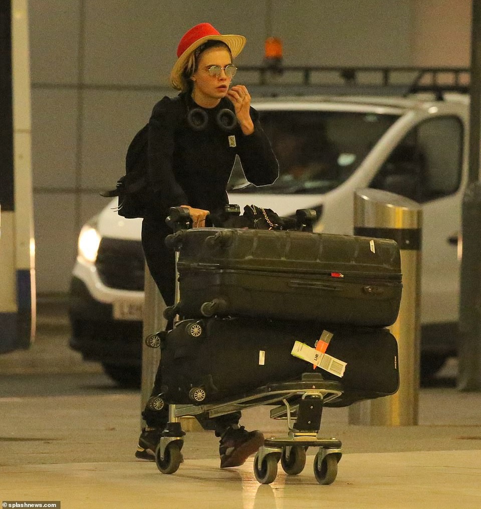 Siêu mẫu Cara Delevingne hạnh phúc bên bạn gái đồng tính - Ảnh 4. Siêu mẫu Cara Delevingne hạnh phúc bên bạn gái đồng tính - Ảnh 4.