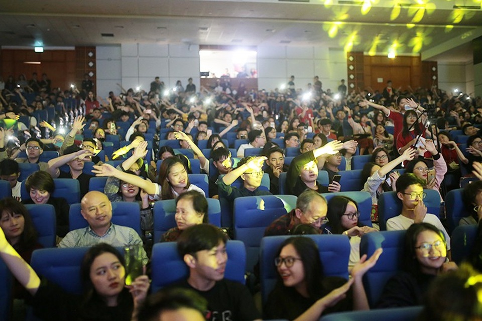 Phương Ly cháy hết mình cùng sinh viên ĐH Kinh tế quốc dân - Ảnh 4. Phương Ly cháy hết mình cùng sinh viên ĐH Kinh tế quốc dân - Ảnh 4.