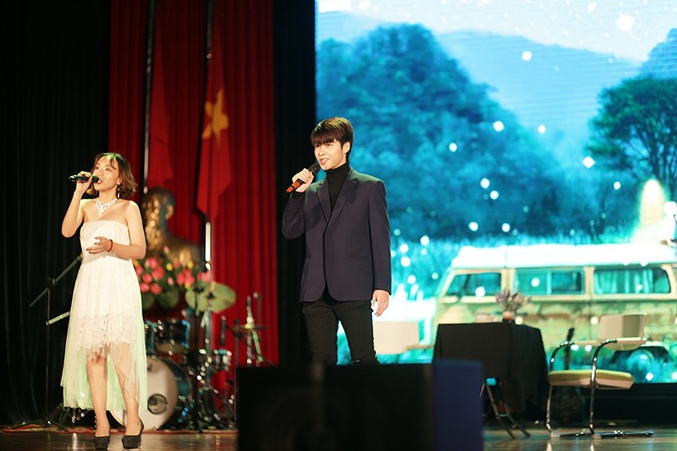 Phương Ly cháy hết mình cùng sinh viên ĐH Kinh tế quốc dân - Ảnh 10. Phương Ly cháy hết mình cùng sinh viên ĐH Kinh tế quốc dân - Ảnh 10.
