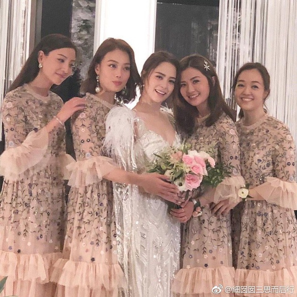 Chung Hân Đồng diện ba chiếc váy tuyệt đẹp trong hôn lễ tại Hồng Kong - Ảnh 8. Chung Hân Đồng diện ba chiếc váy tuyệt đẹp trong hôn lễ tại Hồng Kong - Ảnh 8.