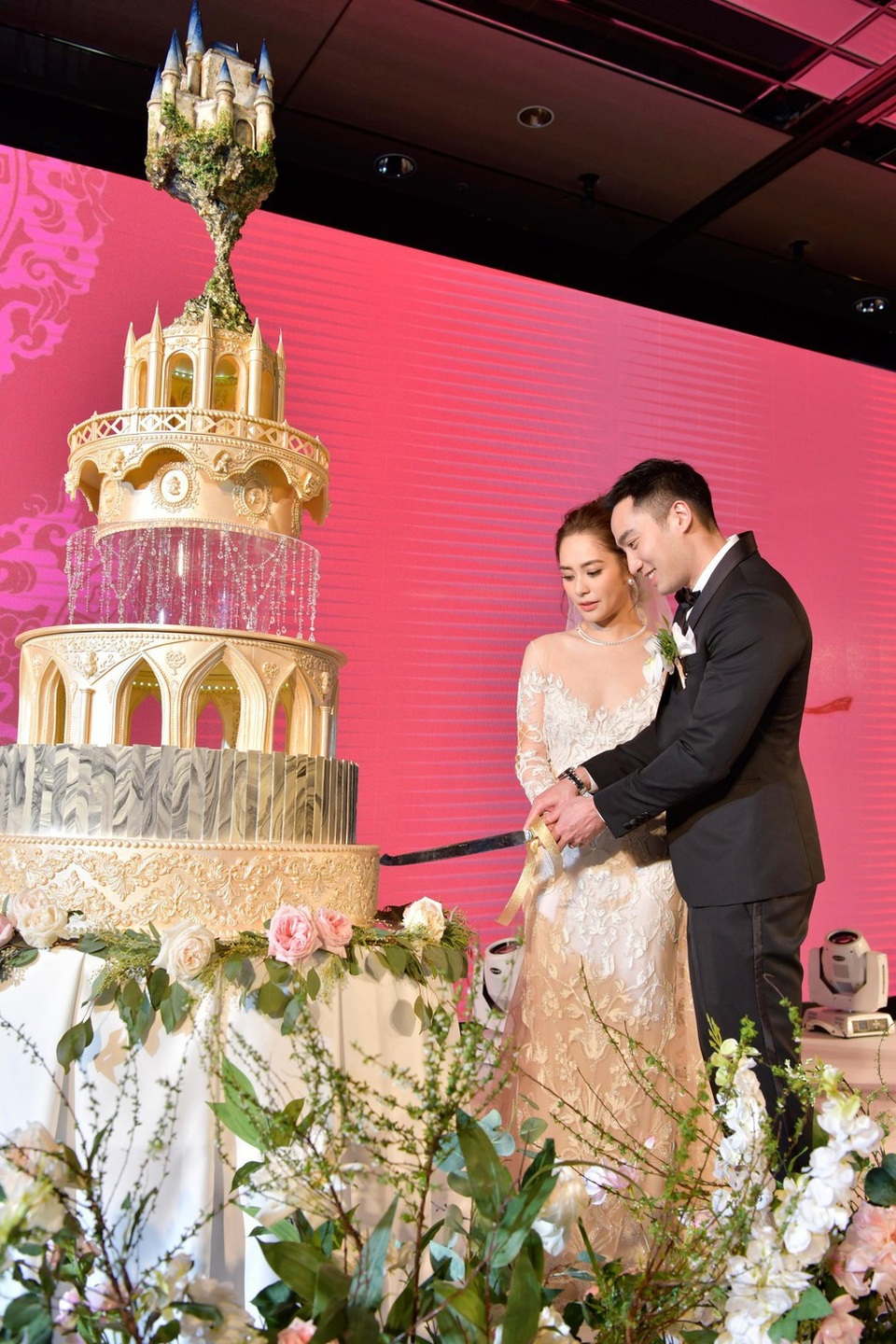 Chung Hân Đồng diện ba chiếc váy tuyệt đẹp trong hôn lễ tại Hồng Kong - Ảnh 6. Chung Hân Đồng diện ba chiếc váy tuyệt đẹp trong hôn lễ tại Hồng Kong - Ảnh 6.