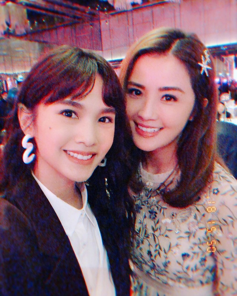 Chung Hân Đồng diện ba chiếc váy tuyệt đẹp trong hôn lễ tại Hồng Kong - Ảnh 13. Chung Hân Đồng diện ba chiếc váy tuyệt đẹp trong hôn lễ tại Hồng Kong - Ảnh 13.
