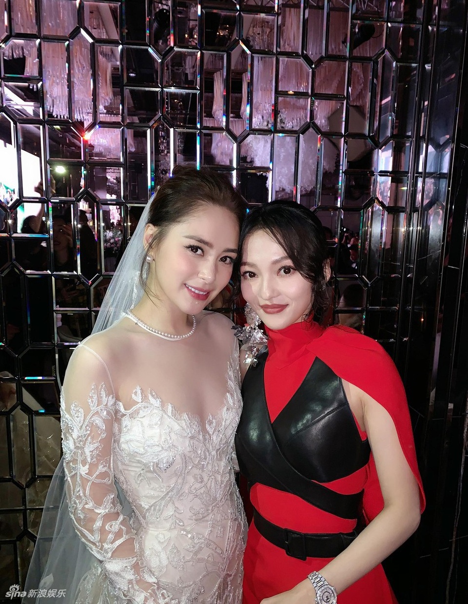 Chung Hân Đồng diện ba chiếc váy tuyệt đẹp trong hôn lễ tại Hồng Kong - Ảnh 9. Chung Hân Đồng diện ba chiếc váy tuyệt đẹp trong hôn lễ tại Hồng Kong - Ảnh 9.