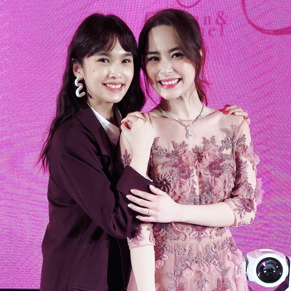 Chung Hân Đồng diện ba chiếc váy tuyệt đẹp trong hôn lễ tại Hồng Kong - Ảnh 12. Chung Hân Đồng diện ba chiếc váy tuyệt đẹp trong hôn lễ tại Hồng Kong - Ảnh 12.