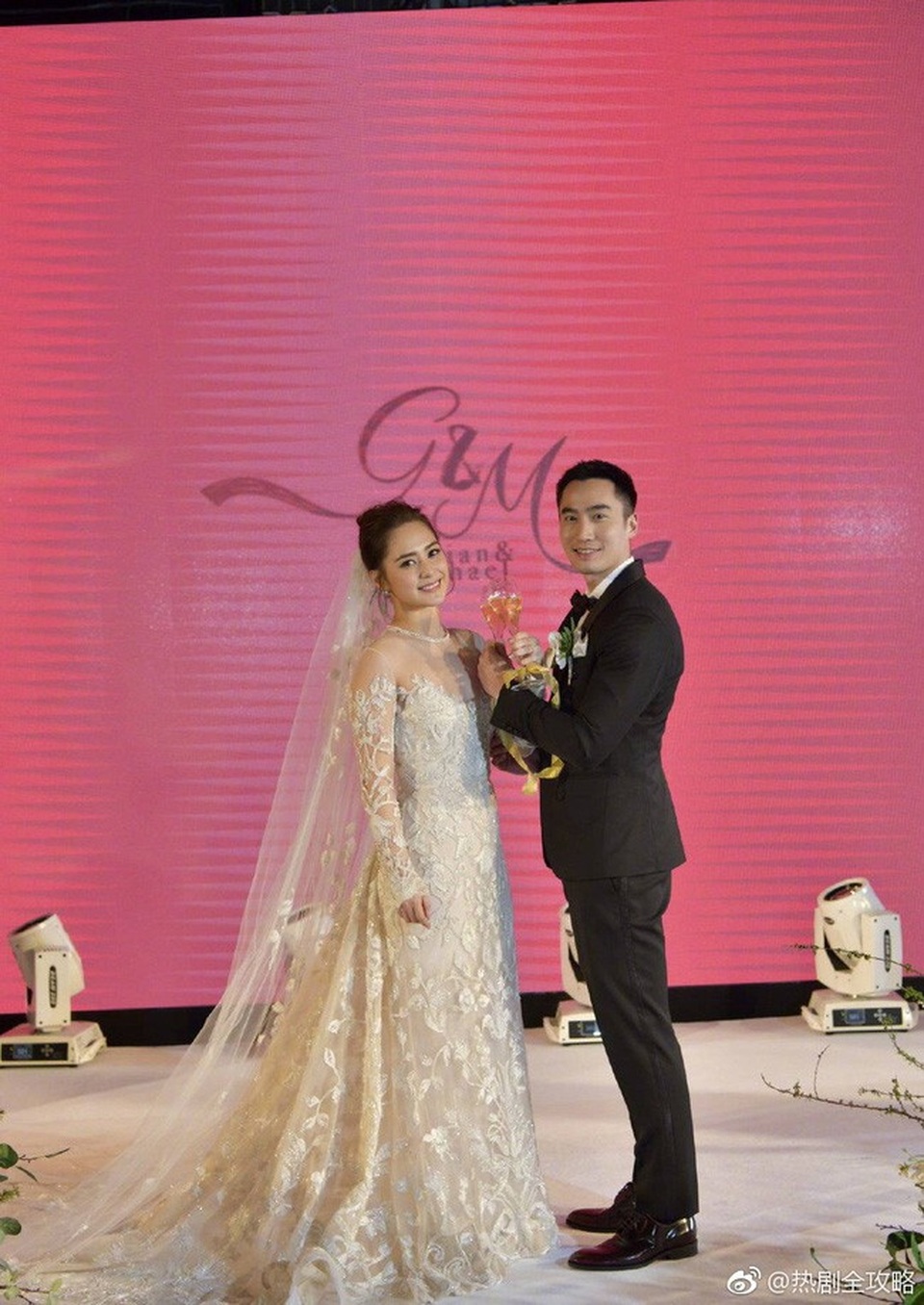 Chung Hân Đồng diện ba chiếc váy tuyệt đẹp trong hôn lễ tại Hồng Kong - Ảnh 5. Chung Hân Đồng diện ba chiếc váy tuyệt đẹp trong hôn lễ tại Hồng Kong - Ảnh 5.