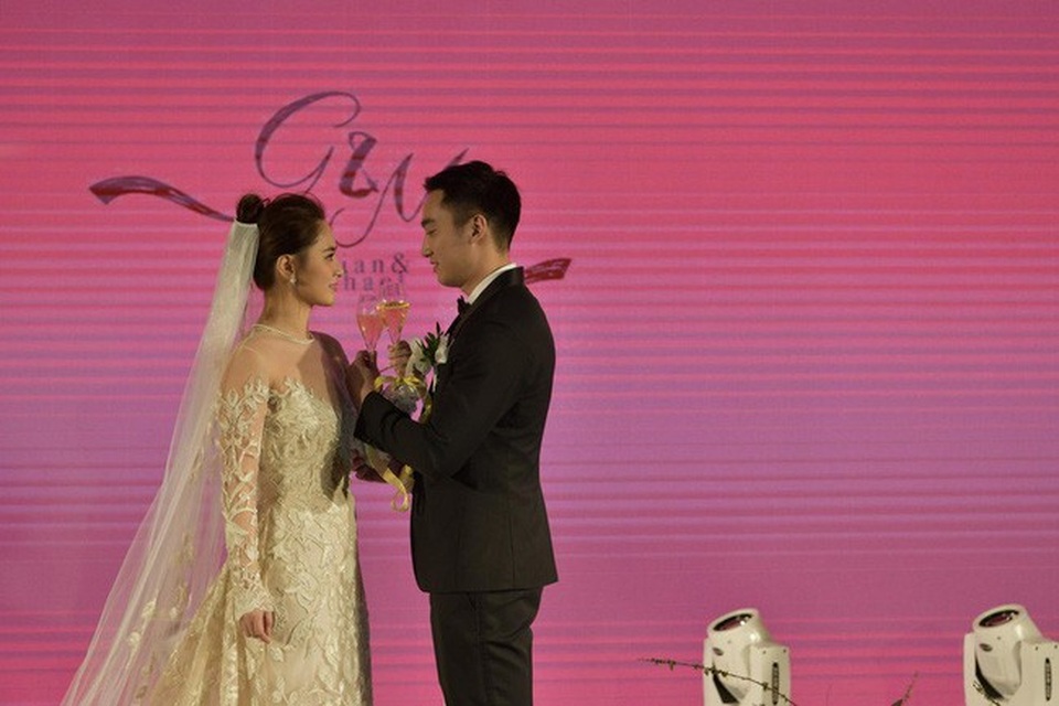 Chung Hân Đồng diện ba chiếc váy tuyệt đẹp trong hôn lễ tại Hồng Kong - Ảnh 3. Chung Hân Đồng diện ba chiếc váy tuyệt đẹp trong hôn lễ tại Hồng Kong - Ảnh 3.