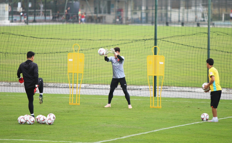 Vắng HLV Park Hang Seo, đội tuyển Việt Nam vẫn miệt mài tập luyện - Ảnh 2.