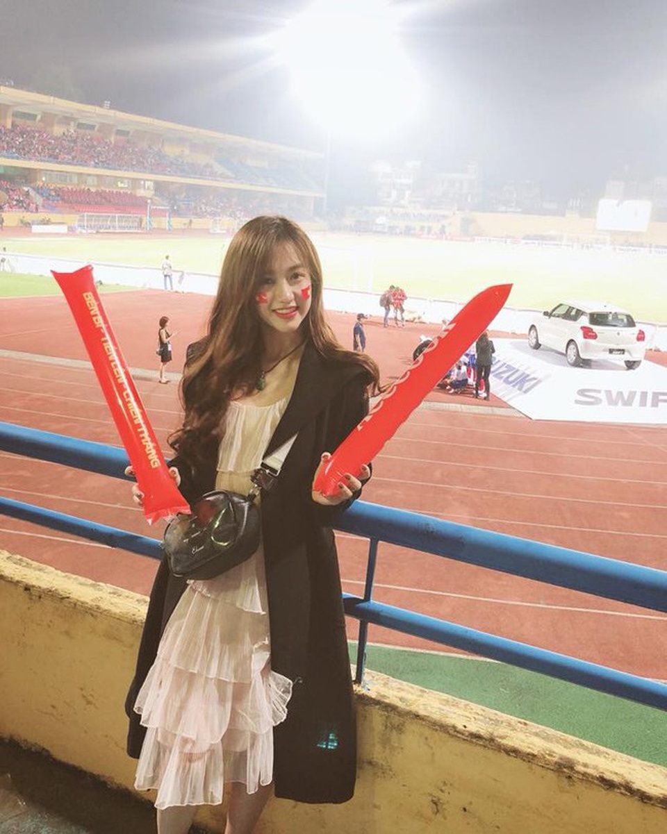 Đây là 3 cô gái hot nhất mùa AFF Cup 2018 vì quá xinh đẹp! - Ảnh 15. Đây là 3 cô gái hot nhất mùa AFF Cup 2018 vì quá xinh đẹp! - Ảnh 15.