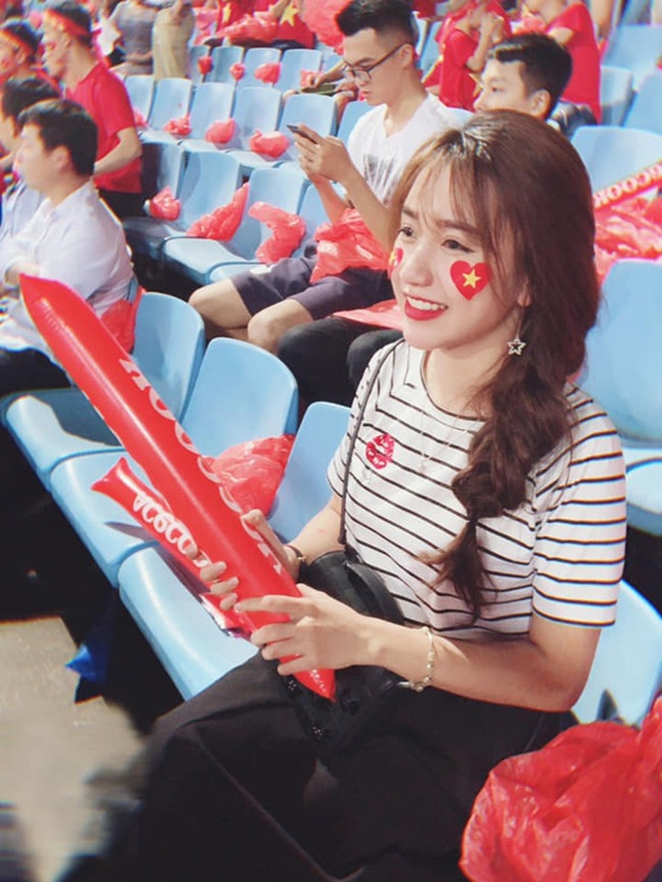 Đây là 3 cô gái hot nhất mùa AFF Cup 2018 vì quá xinh đẹp! - Ảnh 20. Đây là 3 cô gái hot nhất mùa AFF Cup 2018 vì quá xinh đẹp! - Ảnh 20.