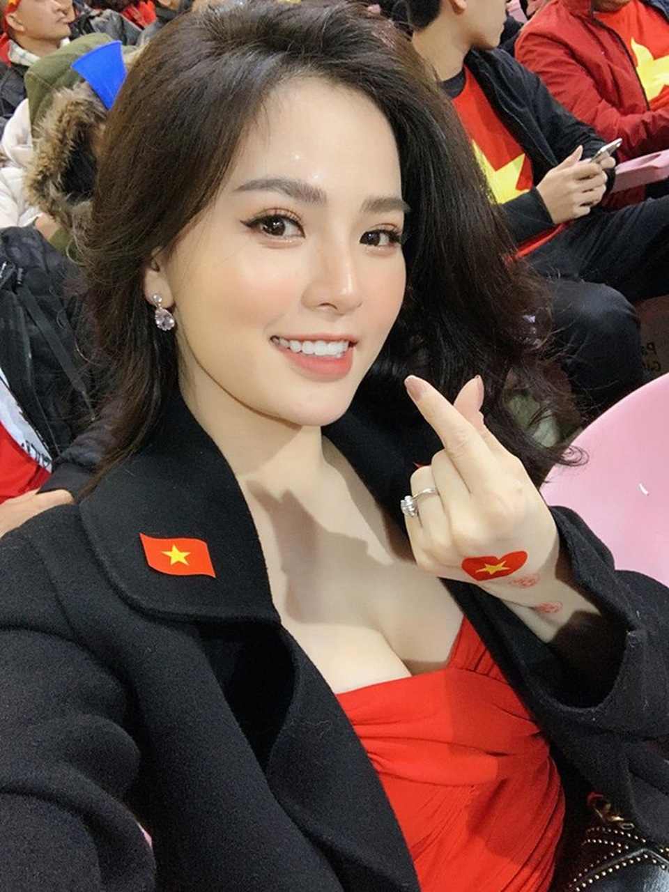 Đây là 3 cô gái hot nhất mùa AFF Cup 2018 vì quá xinh đẹp! - Ảnh 9. Đây là 3 cô gái hot nhất mùa AFF Cup 2018 vì quá xinh đẹp! - Ảnh 9.