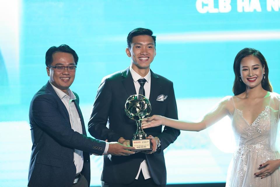Quang Hải nhận giải Quả bóng vàng Việt Nam 2018 - Ảnh 3. Quang Hải nhận giải Quả bóng vàng Việt Nam 2018 - Ảnh 3.