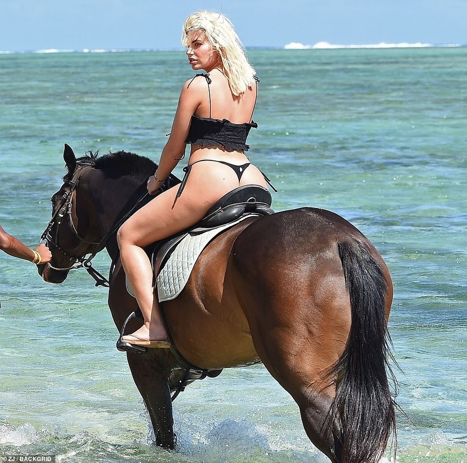 Megan Barton bốc lửa trên biển - Ảnh 6. Megan Barton bốc lửa trên biển - Ảnh 6.