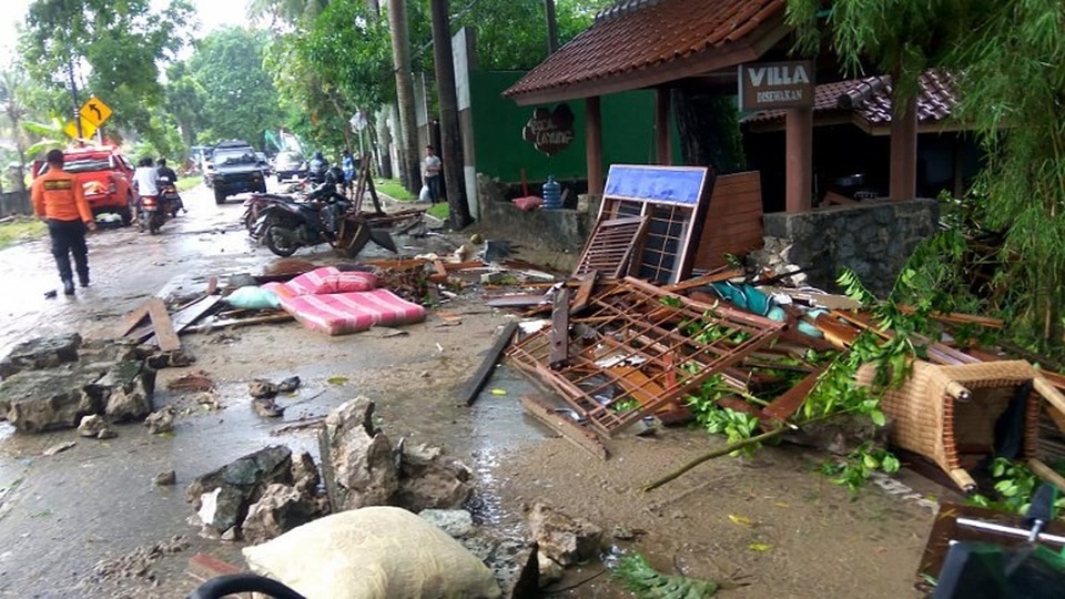 Cảnh tượng tan hoang tại Indonesia sau trận sóng thần khiến 62 người chết - Ảnh 3. Cảnh tượng tan hoang tại Indonesia sau trận sóng thần khiến 62 người chết - Ảnh 3.