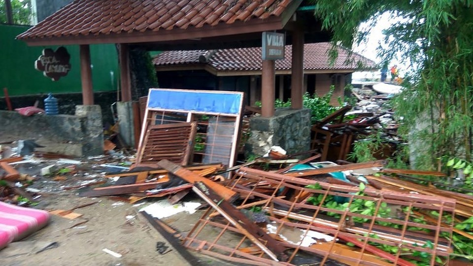 Cảnh tượng tan hoang tại Indonesia sau trận sóng thần khiến 62 người chết - Ảnh 4. Cảnh tượng tan hoang tại Indonesia sau trận sóng thần khiến 62 người chết - Ảnh 4.