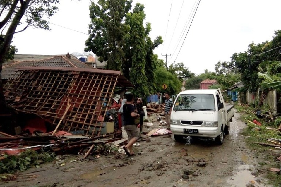 Cảnh tượng tan hoang tại Indonesia sau trận sóng thần khiến 62 người chết - Ảnh 5. Cảnh tượng tan hoang tại Indonesia sau trận sóng thần khiến 62 người chết - Ảnh 5.