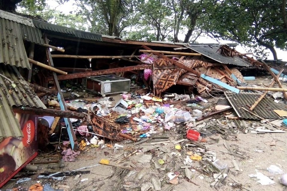 Cảnh tượng tan hoang tại Indonesia sau trận sóng thần khiến 62 người chết - Ảnh 6. Cảnh tượng tan hoang tại Indonesia sau trận sóng thần khiến 62 người chết - Ảnh 6.