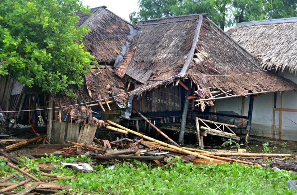 Cảnh tượng tan hoang tại Indonesia sau trận sóng thần khiến 62 người chết - Ảnh 12. Cảnh tượng tan hoang tại Indonesia sau trận sóng thần khiến 62 người chết - Ảnh 12.