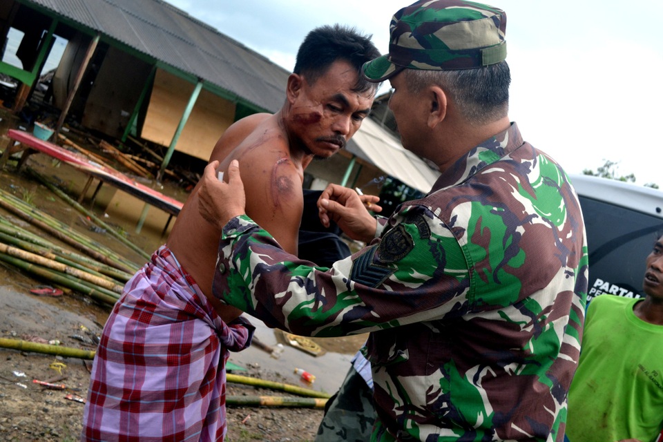 Cảnh tượng tan hoang tại Indonesia sau trận sóng thần khiến 62 người chết - Ảnh 13. Cảnh tượng tan hoang tại Indonesia sau trận sóng thần khiến 62 người chết - Ảnh 13.