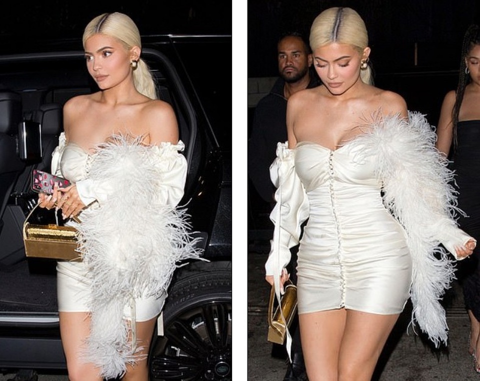 Kylie Jenner diện váy trễ nải ra phố - Ảnh 4. Kylie Jenner diện váy trễ nải ra phố - Ảnh 4.