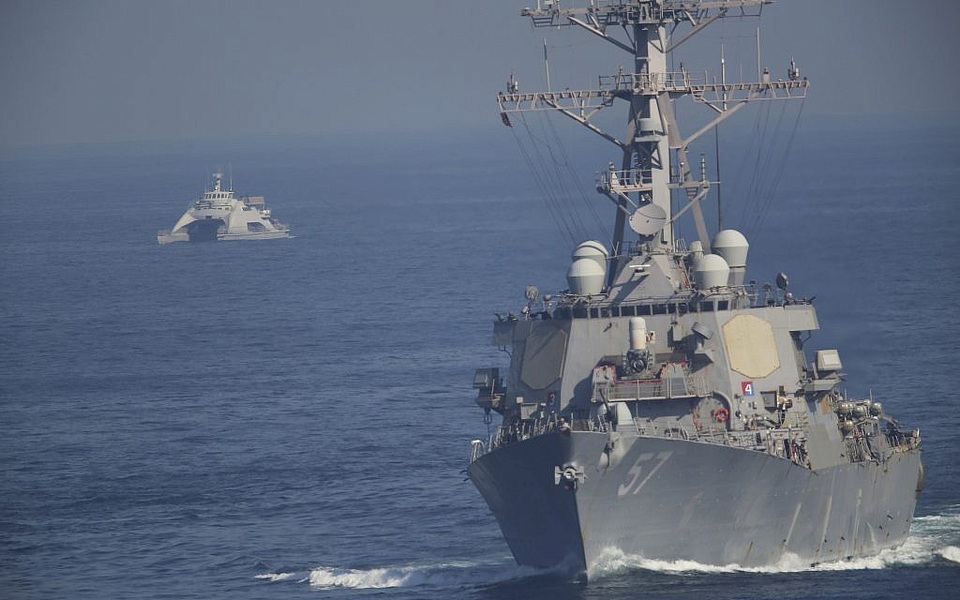 Iran đe dọa đóng cửa eo biển Hormuz, nã rocket gần tàu sân bay Mỹ - Ảnh 1. Iran đe dọa đóng cửa eo biển Hormuz, nã rocket gần tàu sân bay Mỹ - Ảnh 1.