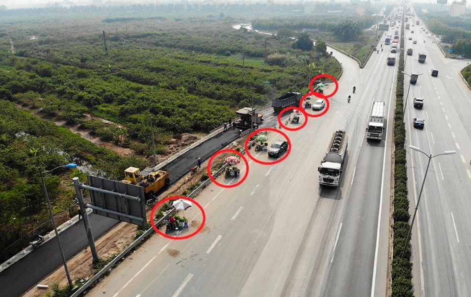 Lộn xộn hàng rong ở cửa ngõ giao thông lớn nhất Hà Nội - Ảnh 2.