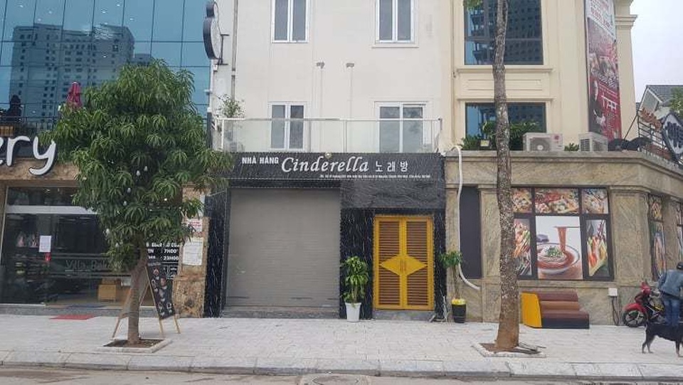 Chân dài ẩn mình, dàn karaoke mờ ám trong nhà hàng ở làng biệt thự - Ảnh 1. Chân dài ẩn mình, dàn karaoke mờ ám trong nhà hàng ở làng biệt thự - Ảnh 1.