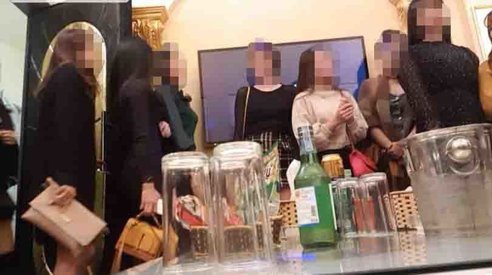 Chân dài ẩn mình, dàn karaoke mờ ám trong nhà hàng ở làng biệt thự - Ảnh 2. Chân dài ẩn mình, dàn karaoke mờ ám trong nhà hàng ở làng biệt thự - Ảnh 2.