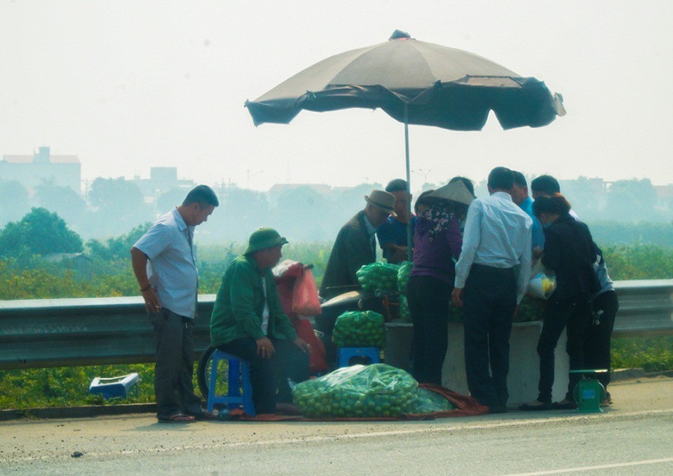Lộn xộn hàng rong ở cửa ngõ giao thông lớn nhất Hà Nội - Ảnh 4.