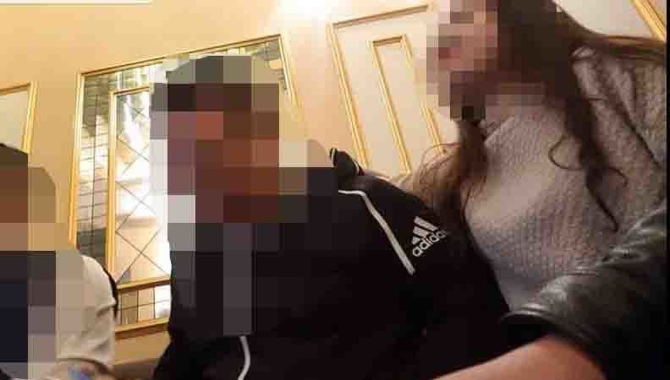 Chân dài ẩn mình, dàn karaoke mờ ám trong nhà hàng ở làng biệt thự - Ảnh 3. Chân dài ẩn mình, dàn karaoke mờ ám trong nhà hàng ở làng biệt thự - Ảnh 3.