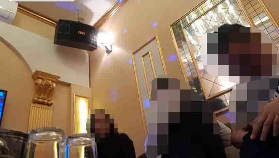 Chân dài ẩn mình, dàn karaoke mờ ám trong nhà hàng ở làng biệt thự - Ảnh 4. Chân dài ẩn mình, dàn karaoke mờ ám trong nhà hàng ở làng biệt thự - Ảnh 4.