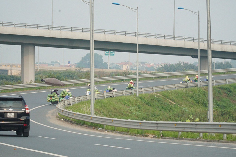 Lộn xộn hàng rong ở cửa ngõ giao thông lớn nhất Hà Nội - Ảnh 10.