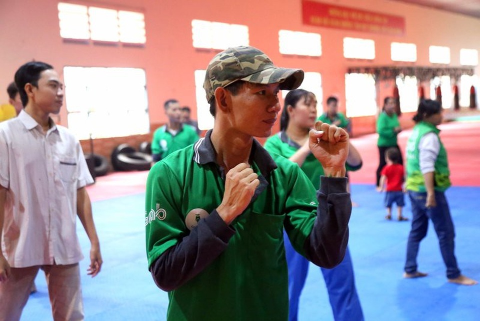 Lớp học đặc biệt của các bác tài xe ôm công nghệ - Ảnh 2. Lớp học đặc biệt của các bác tài xe ôm công nghệ - Ảnh 2.