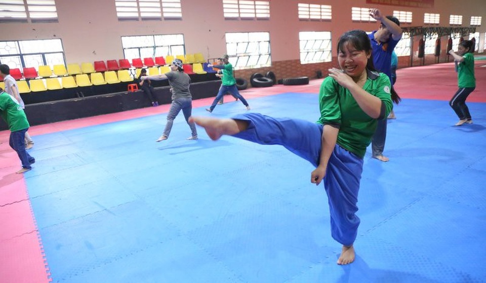 Lớp học đặc biệt của các bác tài xe ôm công nghệ - Ảnh 3. Lớp học đặc biệt của các bác tài xe ôm công nghệ - Ảnh 3.