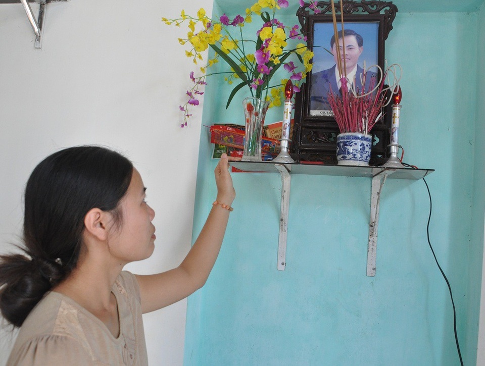 Đớn đau người mẹ trẻ ôm con bệnh tim quỳ lạy trước di ảnh của chồng - 3 Ngày ngày em thắp hương cho chồng cầu xin anh phù hộ cho con.
