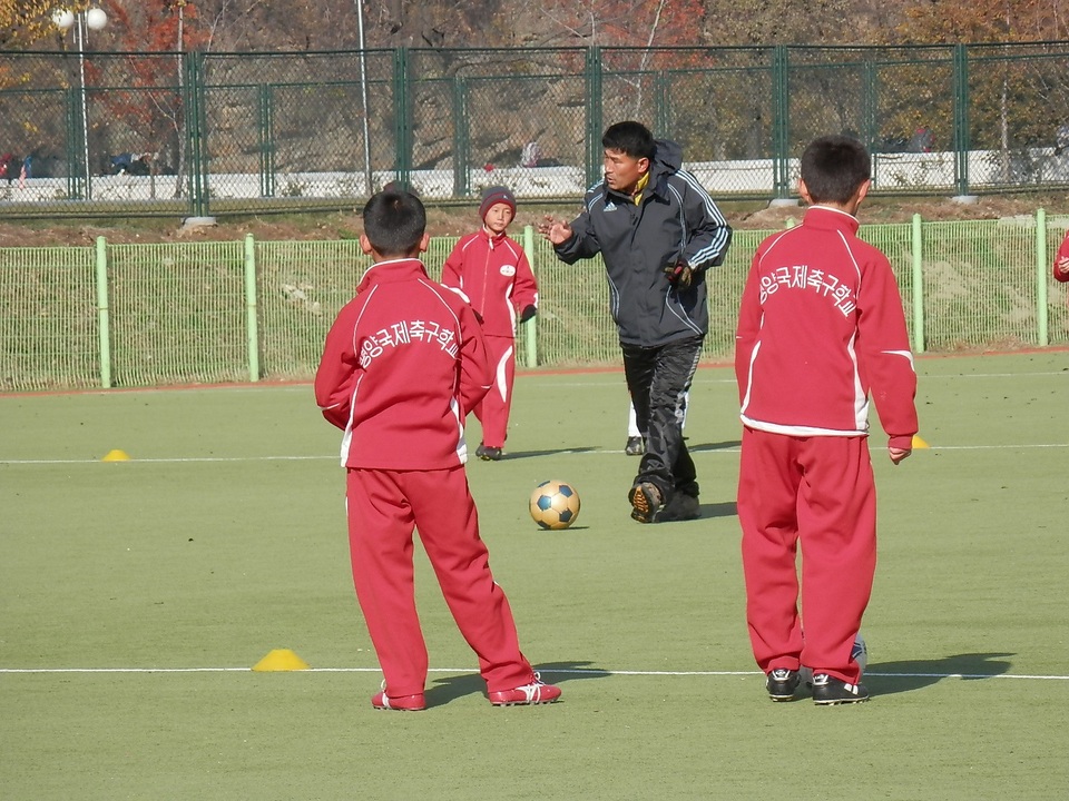 Bí ẩn bóng đá ở Triều Tiên và tham vọng đào tạo ra… Messi - Ảnh 3.