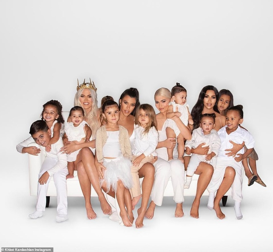 Ảnh Noel ấm cúng của gia đình Kardashian - Ảnh 2. Ảnh Noel ấm cúng của gia đình Kardashian - Ảnh 2.