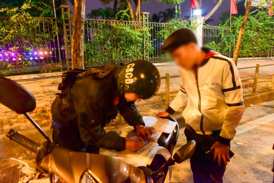 Theo chân Cảnh sát cơ động tuần tra chống đua xe trong đêm Noel - Ảnh 14.