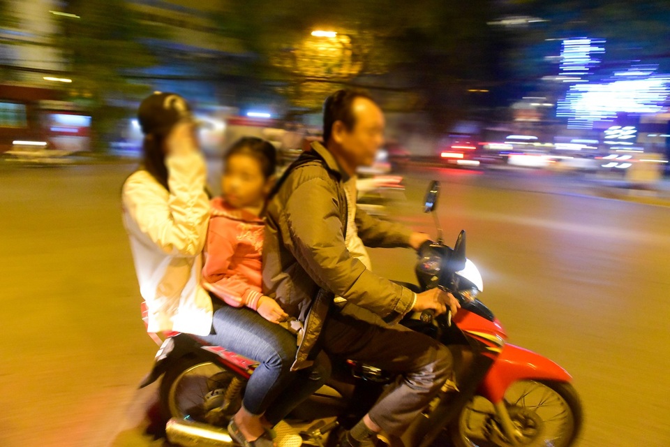 Theo chân Cảnh sát cơ động tuần tra chống đua xe trong đêm Noel - Ảnh 13.