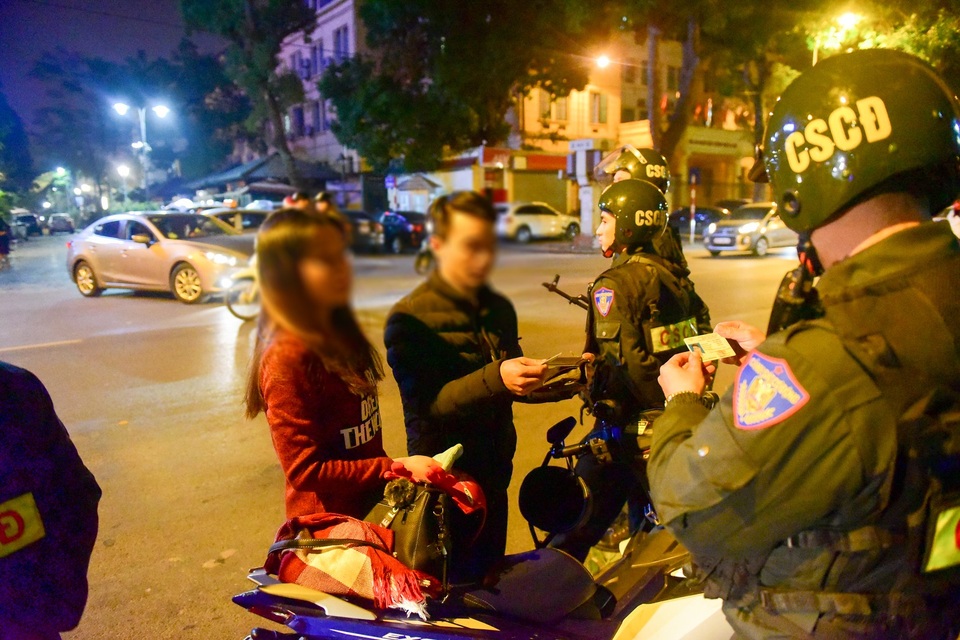 Theo chân Cảnh sát cơ động tuần tra chống đua xe trong đêm Noel - Ảnh 7.