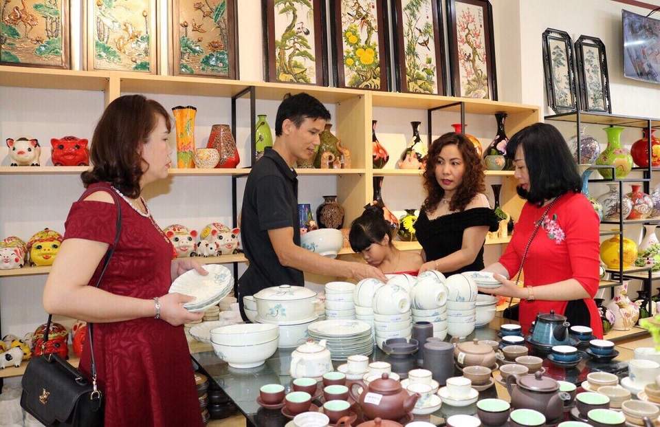 Chân dung người mang gốm sứ chính hãng đến tay người tiêu dùng xứ Lạng - Ảnh 1. Chân dung người mang gốm sứ chính hãng đến tay người tiêu dùng xứ Lạng - Ảnh 1.