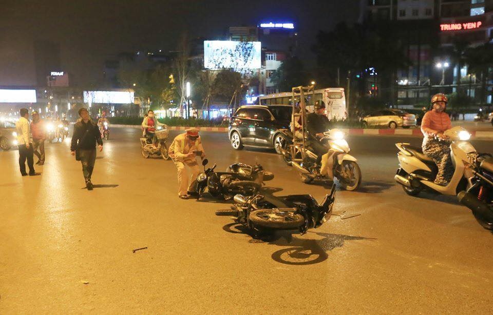 Hà Nội: Ô tô gây tai nạn liên hoàn, 2 phụ nữ mang thai nhập viện - Ảnh 3. Hà Nội: Ô tô gây tai nạn liên hoàn, 2 phụ nữ mang thai nhập viện - Ảnh 3.